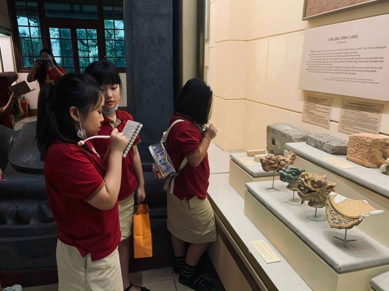 Các học sinh tìm hiểu về lịch sử tại Bảo tàng Lịch sử Quốc gia. Ảnh: THÀNH ĐẠT