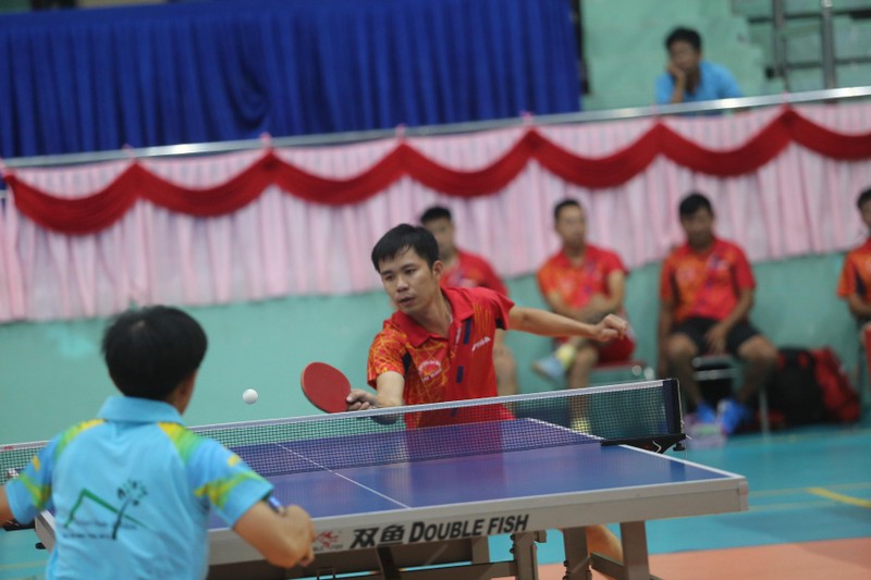 Vận động viên thi đấu môn bóng bàn tại Đại hội Thể dục thể thao tỉnh Gia Lai. (Ảnh: Vân Ngọc/baogialai.com.vn)