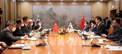 Tổng thống Hàn Quốc Yoon Suk-yeol đã có cuộc hội đàm với Chủ tịch Nhân Đại (Quốc hội Trung Quốc) Lật Chiến Thư, gày 16/9. (Ảnh: YONHAP/TTXVN)