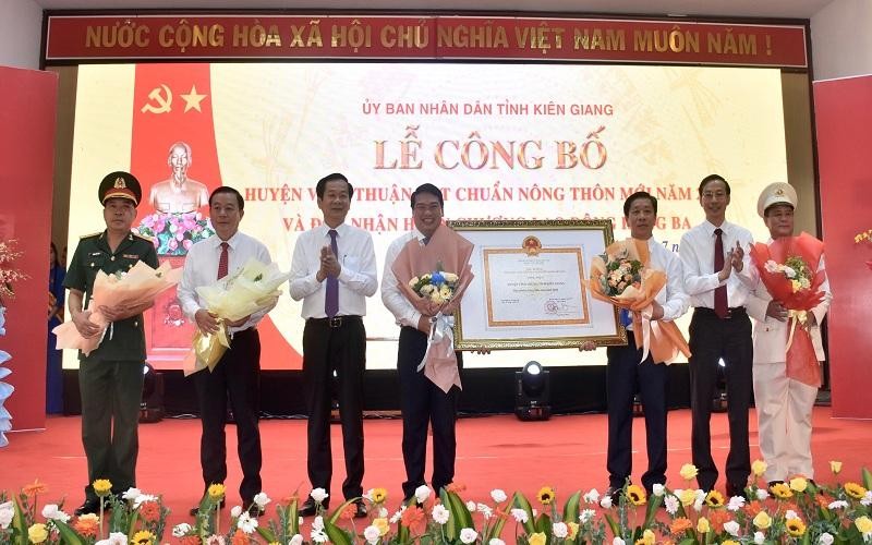 Huyện Vĩnh Thuận đón nhận Quyết định công nhận đạt chuẩn nông thôn mới năm 2020. 