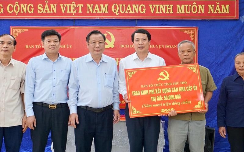 Ban Tổ chức Tỉnh ủy Phú Thọ trao kinh phí hỗ trợ đảng viên xây dựng “căn nhà cấp ủy”.