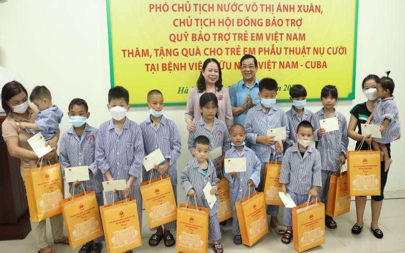 Phó Chủ tịch nước Võ Thị Ánh Xuân trao quà tặng trẻ em phẫu thuật nụ cười. 
