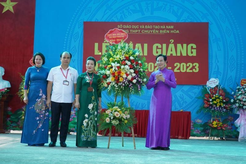 Đồng chí Bí thư tỉnh ủy Hà Nam tặng hoa tại lễ khai giảng trường THPT chuyên Biên Hòa.
