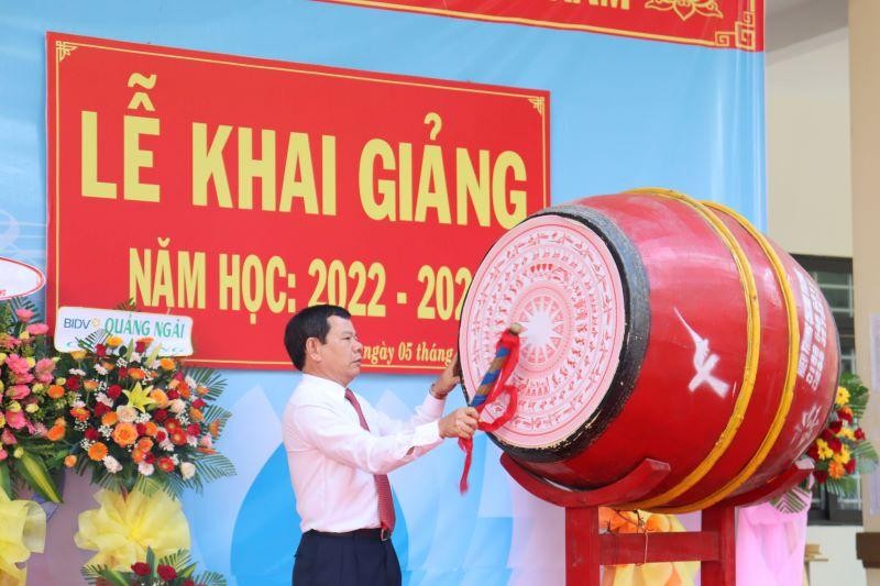 Chủ tịch Ủy ban nhân dân tỉnh Quảng Ngãi Đặng Văn Minh đã đánh trống khai trường tại Trường THPT số 1 Đức Phổ.