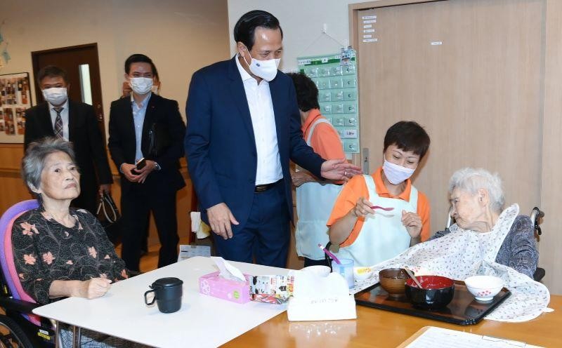 Bộ trưởng Đào Ngọc Dung cùng đoàn công tác tham quan 1 Viện dưỡng lão kiểu mẫu của Hiệp hội Chăm sóc sức khỏe Osaka.