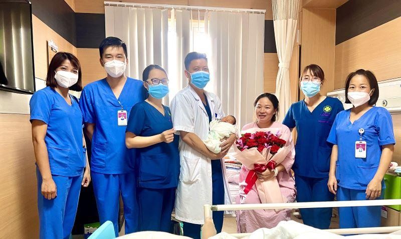 Bệnh viện sản nhi Phú Thọ thăm hỏi em bé thứ 200 ra đời bằng phương pháp thụ tinh trong ống nghiệm.