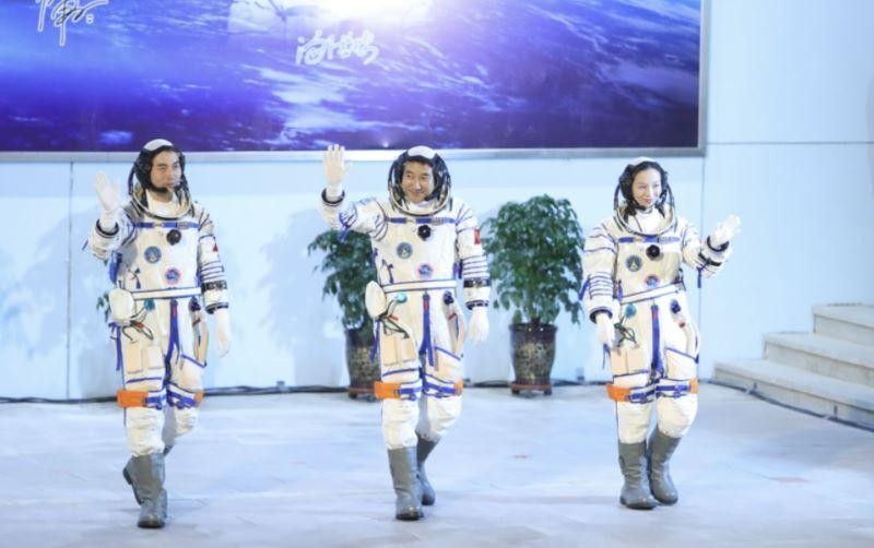 Các phi hành gia của tàu vũ trụ Thần Châu 13 trước khi bắt đầu sứ mệnh hàng không vũ trụ kéo dài 6 tháng. (Ảnh: Nhân dân nhật báo)