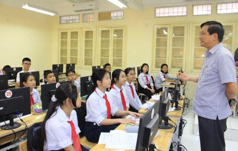 Phó Giám đốc Sở Giáo dục và Đào tạo Hà Nội Phạm Xuân Tiến trò chuyện với học sinh Trường Trung học cơ sở Phúc Xá (quận Ba Đình). 
