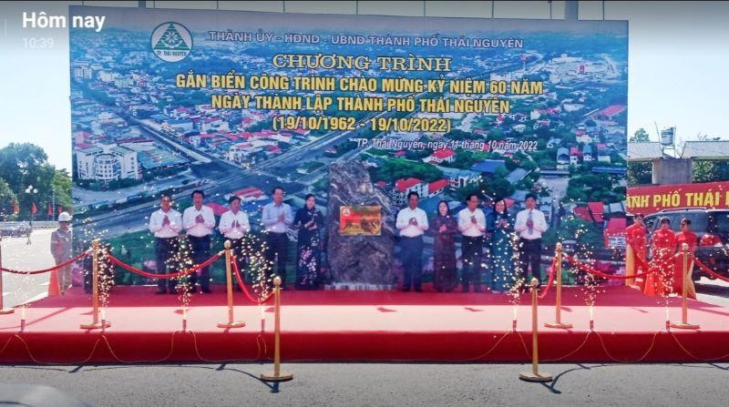Các đại biểu thực hiện nghi thức gắn biển đường Việt Bắc giai đoạn 2 - 1 trong 2 công trình chào mừng 60 năm thành lập thành phố Thái Nguyên. 