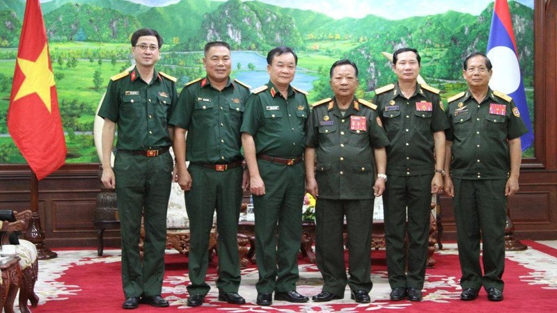 Đại tướng Chansamone Chanyalath cùng Thượng tướng Hoàng Xuân Chiến (thứ 3 từ trái sang phải) và Đoàn đại biểu Bộ Quốc phòng Việt Nam. (Ảnh: Xuân Sơn)