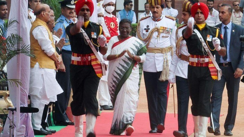 Bà Droupadi Murmu tới duyệt đội danh dự sau khi tuyên thệ nhậm chức Tổng thống tại thủ đô New Delhi, ngày 25/7. (Ảnh: Reuters)