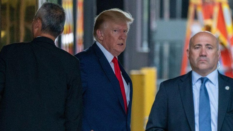 Ông Trump rời khỏi Tháp Trump tại New York, ngày 10/8. (Ảnh: Reuters)