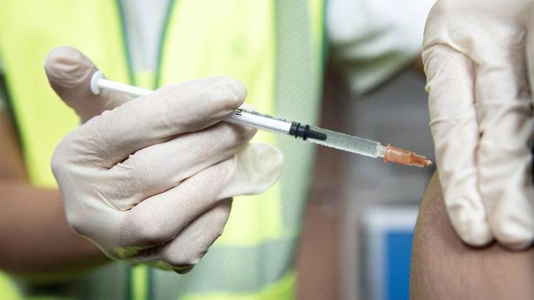 Tiêm vaccine ngừa đậu mùa khỉ tại Paris, Pháp, ngày 27/7/2022. (Ảnh: Reuters)