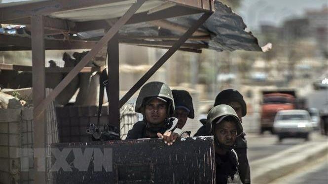 Cảnh sát Ai Cập gác tại một chốt kiểm soát ở El-Arish, Bắc Sinai. (Ảnh: AFP/TTXVN)