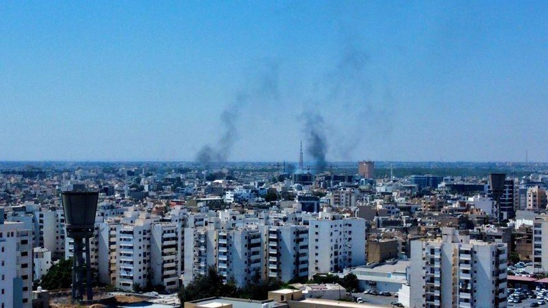 Khói bốc lên sau các vụ giao tranh tại Tripoli, ngày 27/8/2022. (Ảnh: Reuters)