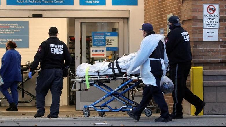 Bệnh nhân tới Trung tâm Y tế Maimonides tại New York, ngày 17/11/2020. (Ảnh: Reuters)