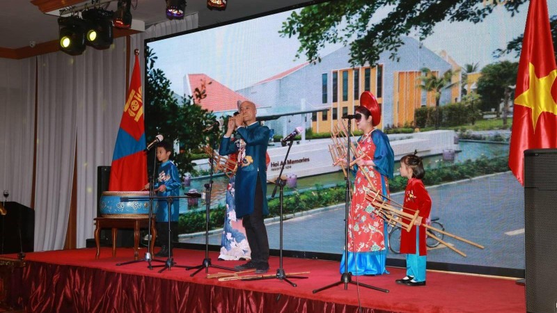 Tiết mục âm nhạc do đoàn nghệ thuật Việt Nam trình diễn. (Ảnh: Đại sứ quán Việt Nam tại Mông Cổ)
