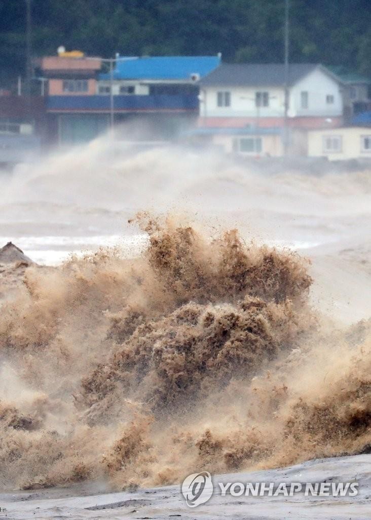 [Ảnh] Siêu bão Hinnamnor càn quét miền nam Hàn Quốc ảnh 2