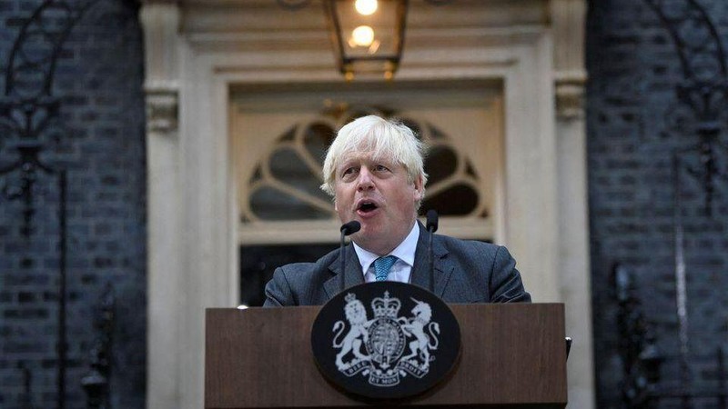 Ông Boris Johnson có bài phát biểu từ chức bên ngoài số 10 phố Downing, London. (Ảnh: Reuters)