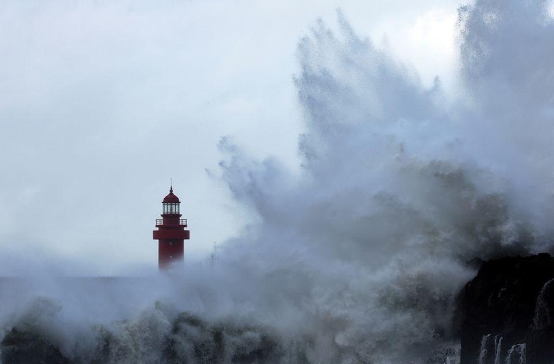 Sóng lớn đập vào một bến cảng trên đảo Jeju, Hàn Quốc, ngày 4/9. (Ảnh: Yonhap)