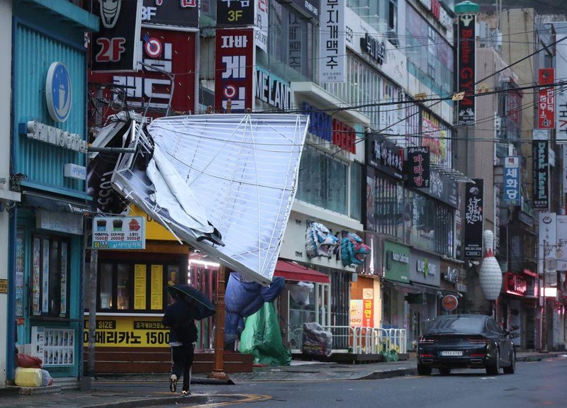 [Ảnh] Siêu bão Hinnamnor càn quét miền nam Hàn Quốc ảnh 3