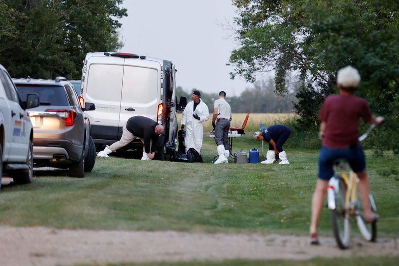 Đội pháp y của cảnh sát điều tra hiện trường vụ tấn công bằng dao tại làng Weldon, tỉnh Saskatchewan, Canada, ngày 4/9. (Ảnh: Reuters)