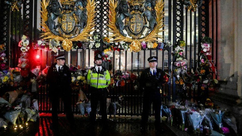 Cổng vào Cung điện Buckingham sau khi Nữ hoàng qua đời. (Ảnh: Reuters)