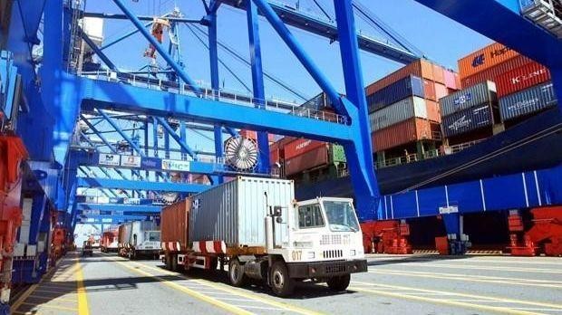 Bốc dỡ container tại cảng Hải Phòng. (Ảnh: TTXVN)