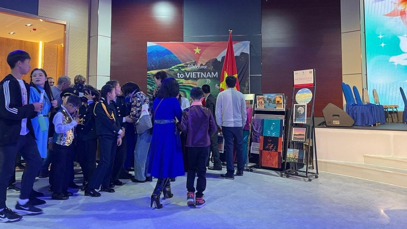 Khách quốc tế và Mông Cổ xếp hàng đợi đến lượt mua nem tại gian hàng của Việt Nam. (Ảnh: Đại sứ quán Việt Nam tại Mông Cổ)