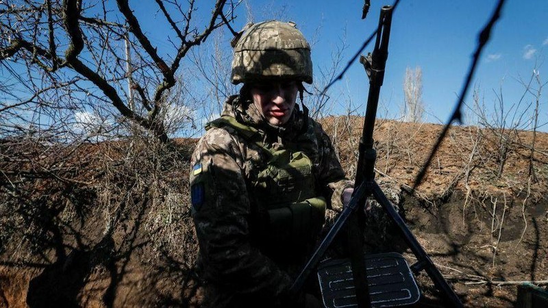 Một quân nhân Ukraine xuất hiện gần làng Travneve, Donetsk, Ukraine, ngày 21/2/2022. (Ảnh: Reuters)