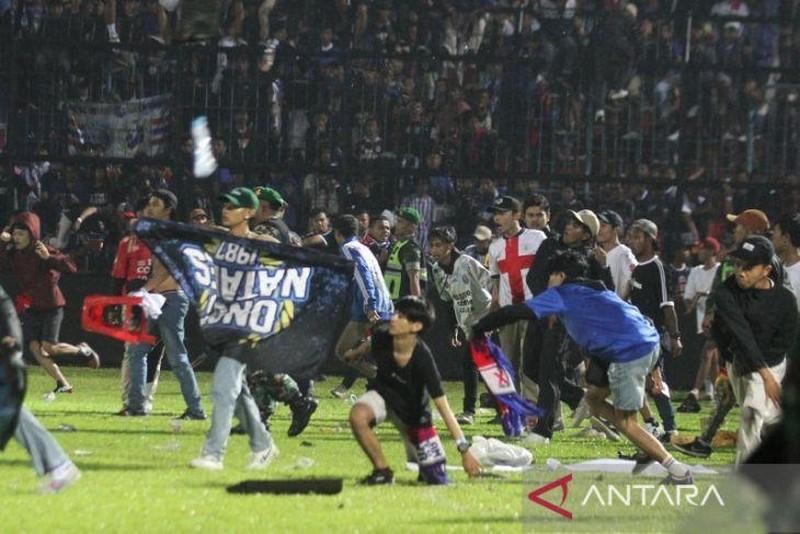 Cổ động viên quá khích tràn vào sân Kanjuruhan sau trận đấu giữa Arema và Persebaya Surabaya thuộc Giải vô địch bóng đá quốc gia Indonesia - Liga 1 tối 1/10. (Ảnh: Antara)