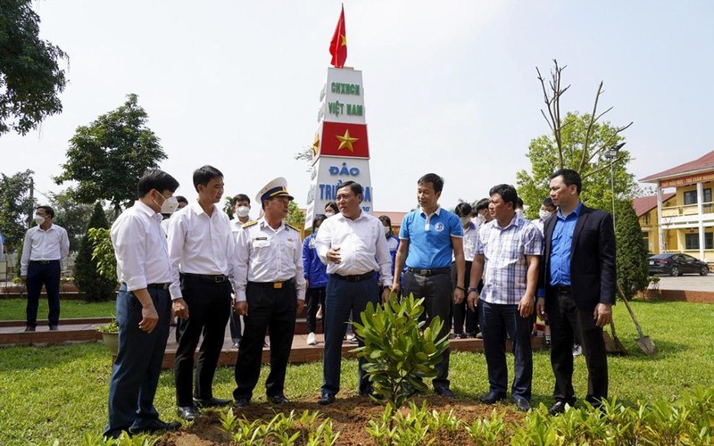 Lãnh đạo huyện Cẩm Khê trồng cây mù u bên mô hình cột mốc đảo Trường Sa tại Trường trung học cơ sở Văn Khúc.