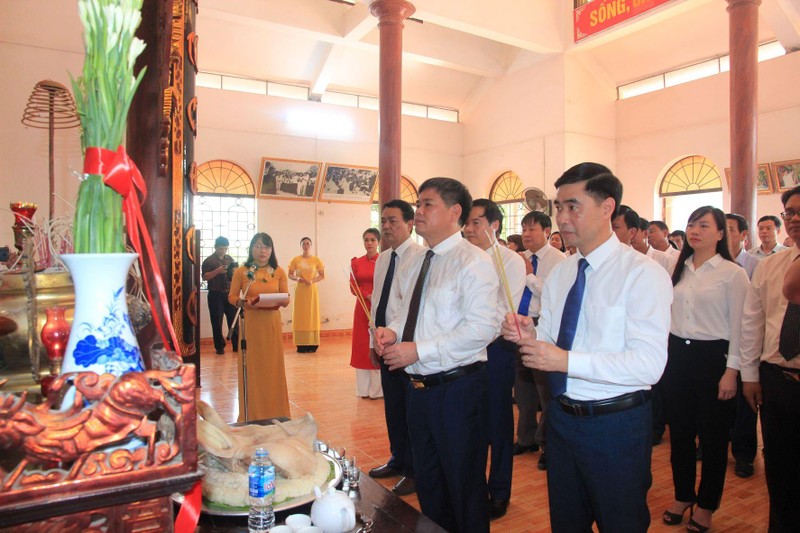 Lãnh đạo huyện Lâm Thao dâng hương tại Nhà lưu niệm văn hoá Bác Hồ.