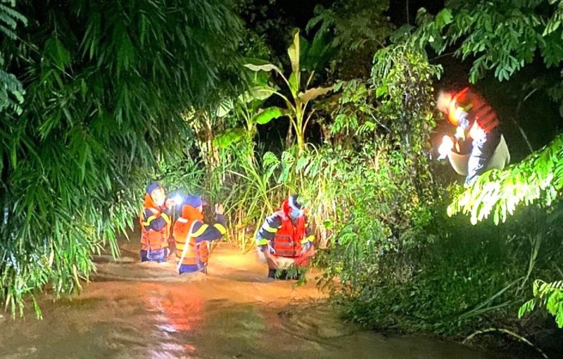 Lực lượng cảnh sát cứu nạn cứu hộ, Công an tỉnh Đắk Lắk nỗ lực tìm kiếm thi thể cháu H.H.N trong đêm.