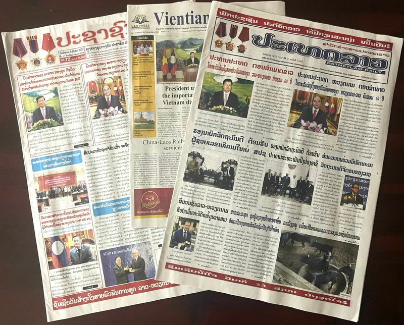 Các báo lớn của Lào số ra ngày 6/9 đều trang trọng đăng trên trang nhất các bài trả lời phỏng vấn của lãnh đạo hai nước Việt Nam và Lào. (Ảnh: Lê Duy Toàn)