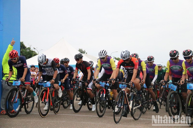 Chủ tịch Quốc hội Lào tham gia đoàn xe đạp chào mừng Năm Đoàn kết Hữu nghị Lào-Việt Nam 2022 ảnh 1