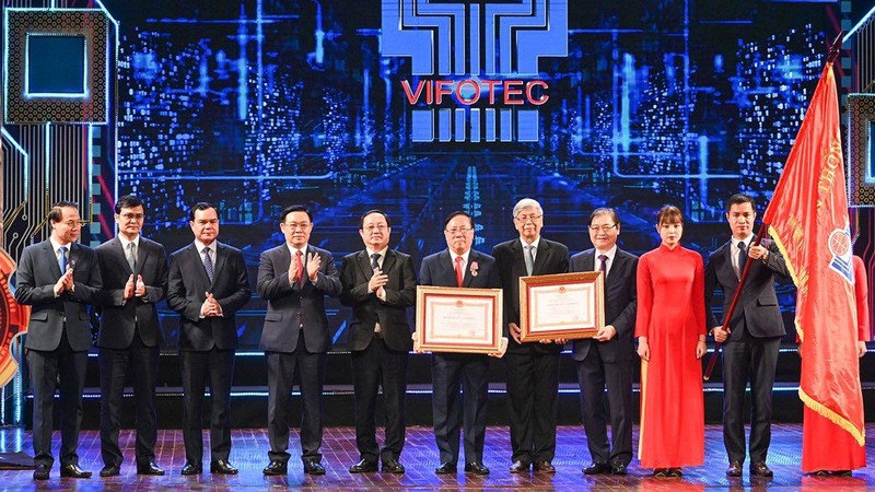 Chủ tịch Quốc hội Vương Đình Huệ trao Huân chương Lao động hạng Nhất cho Quỹ VIFOTEC. (Ảnh Duy Linh)