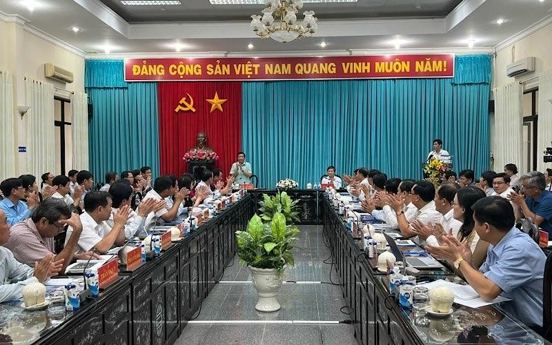 Lãnh đạo 2 tỉnh Bến Tre và Vĩnh Long họp bàn góp ý phương án đầu tư xây dựng cầu Đình Khao.