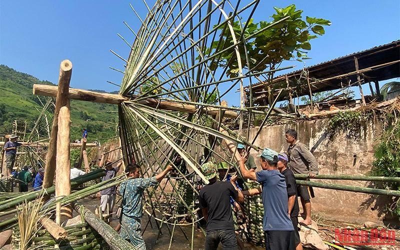 Người dân bản Nà Sự góp sức làm cọn nước gạo không gian du lịch phục vụ khách tham quan.