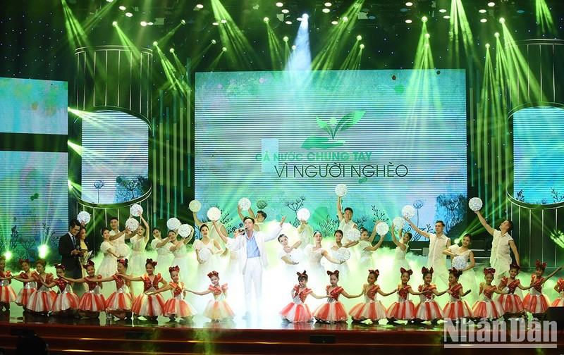 [Ảnh] Thủ tướng Phạm Minh Chính dự Chương trình "Cả nước chung tay vì người nghèo" ảnh 9