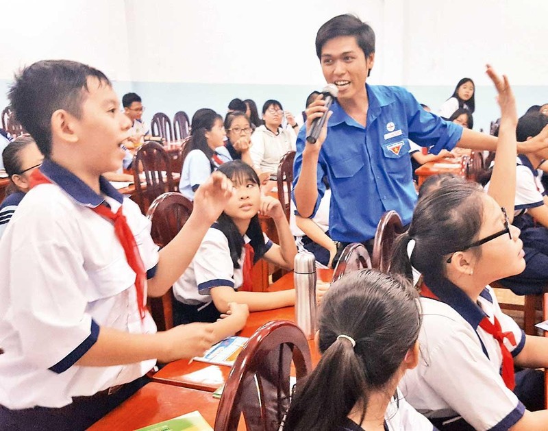 Đoàn viên, thanh niên Công ty Điện lực Tân Phú hướng dẫn các em học sinh cách sử dụng điện an toàn, tiết kiệm.