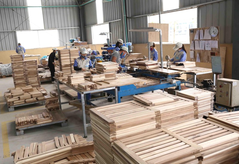 Sản xuất sản phẩm gỗ xuất khẩu tại Công ty cổ phần Woodsland Tuyên Quang.