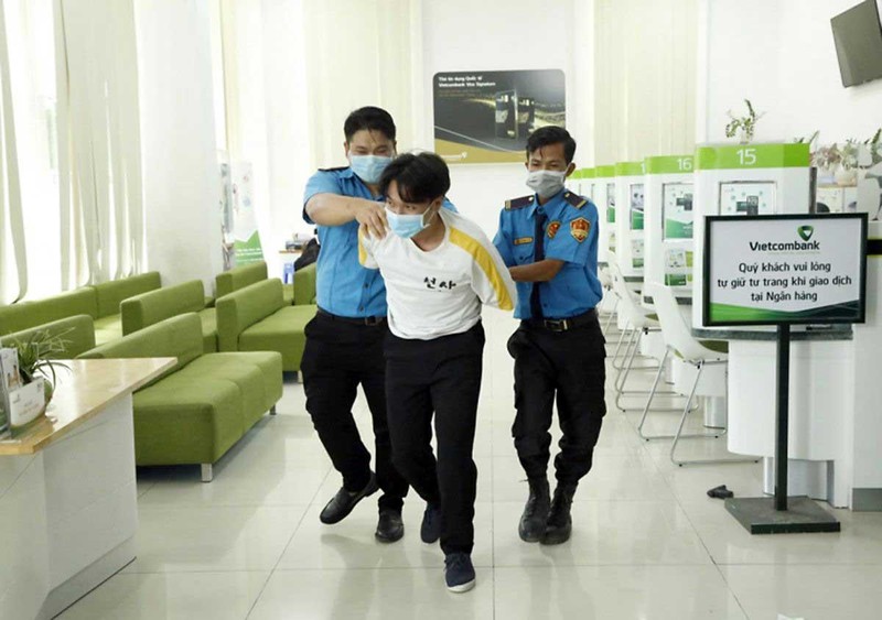 Phòng An ninh kinh tế Công an tỉnh Bình Dương phối hợp Ngân hàng thương mại cổ phần ngoại thương Việt Nam (chi nhánh Bình Dương) tập huấn phòng, chống tội phạm cướp ngân hàng. (Ảnh PHƯƠNG TUYỀN)