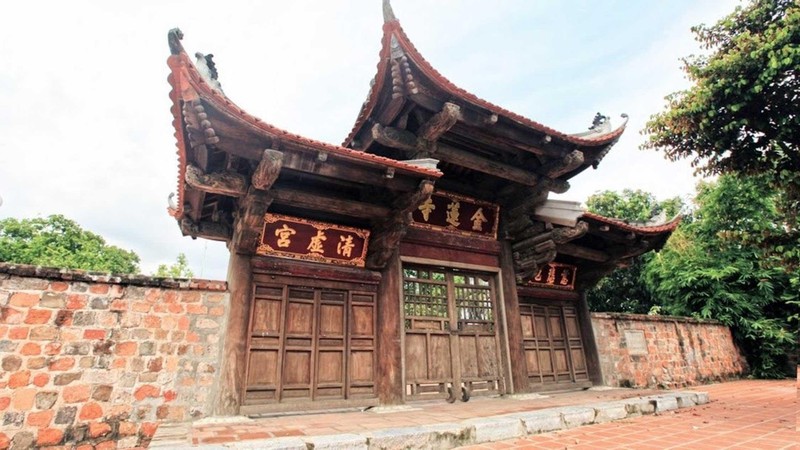 Bức tường trước cổng chùa Kim Liên (Hà Nội) trước khi đập đi xây mới. (Ảnh ANH SƠN)
