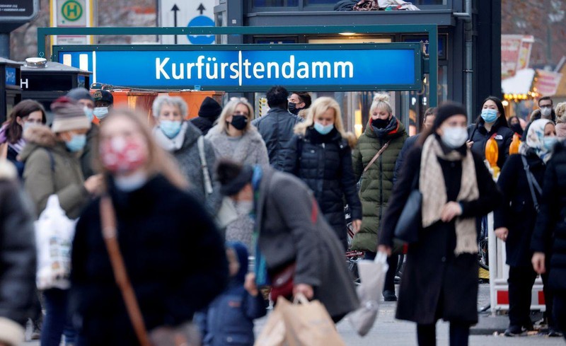 Ảnh minh họa: Người dân đi bộ tại đại lộ mua sắm Kurfurstendamm, Đức, ngày 5/12/2020. (Ảnh: REUTERS)