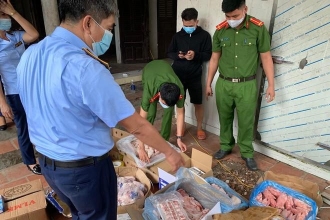 Lực lượng chức năng kiểm tra số hàng thực phẩm không rõ nguồn gốc, xuất xứ ở huyện Thạch Thất, Hà Nội. (Ảnh: Báo Công an nhân dân)
