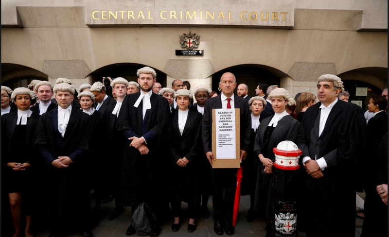 Các luật sư hình sự đứng bên ngoài tòa án "Old Bailey", London, Anh, ngày 27/6/2022. (Ảnh: Reuters)