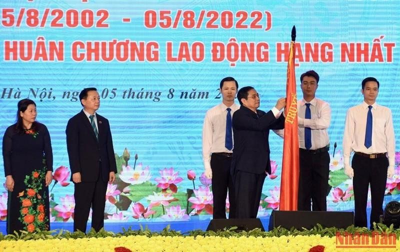 Thủ tướng Phạm Minh Chính trao Huân chương Lao động hạng Nhất tặng Bộ Tài nguyên và Môi trường.