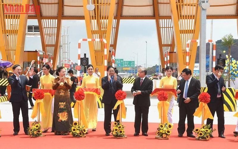 Thủ tướng Phạm Minh Chính dự lễ thông xe tuyến cao tốc Vân Đồn-Móng Cái ảnh 2