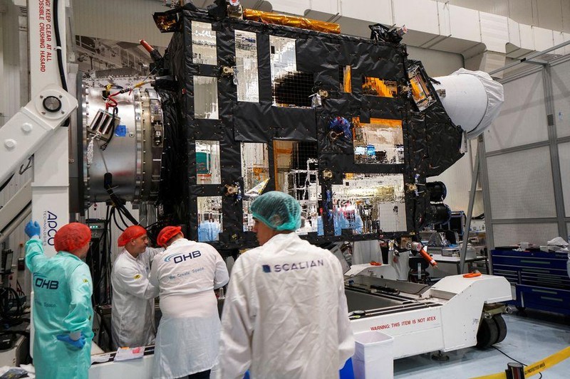 Các kỹ sư kiểm tra các vệ tinh mới của châu Âu, tại Cannes, Pháp ngày 7/9. Ảnh: REUTERS.